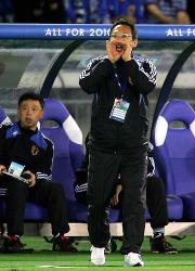 【日本－オマーン】ピッチ向かって指示を出す岡田監督（撮影・宇治久裕）