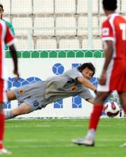 後半、オマーンのＰＫを止めるＧＫ楢崎（撮影・為田聡史）
