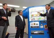 缶コーヒーに口をつける岡田監督(左)(撮影・宇治久裕)