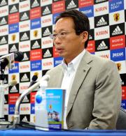 メンバー発表に臨む日本代表の岡田監督(撮影・下田雄一)