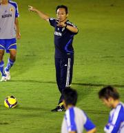 練習中、選手に指示を出す岡田監督（撮影・たえ見朱実）