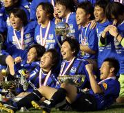 天皇杯を制して記念撮影に収まるG大阪イレブン(撮影・進尚幸)