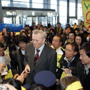 搭乗手続きへ向かうオシム氏（撮影・蔦林史峰）