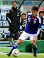 【日本-ベネズエラ】小笠原のプレーを見る岡田監督(撮影・栗山尚久)
