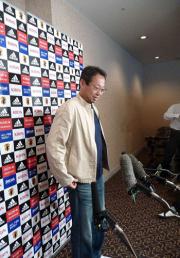 欧州から帰国のた岡田監督は、珍しくジーパン姿で会見(撮影・村上幸将)