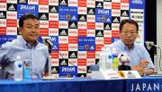会見する岡田監督（右）と小野技術委員長（撮影・栗山尚久）