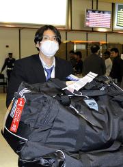 バーレーンに到着したサッカー日本代表の田中達(共同)