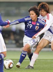 【日本－中国】後半、ボールキープする日本・岩渕（撮影・野上伸悟）