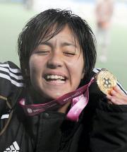 金メダルを手に、大はしゃぎする岩渕（撮影・栗山尚久）