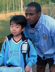 ちびっこファンとの記念撮影に応じる川崎FのFWジュニーニョ