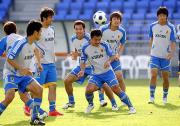 明るい表情でパス回し練習をするDF駒野(中央)ら日本代表の選手たち