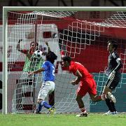 後半、A・フバイル(中央)がゴール。右はGK川口(撮影・宇治久裕)