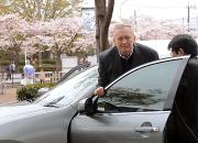 満開の桜を背に車を降りるイビチャ・オシム氏(撮影・下田雄一)