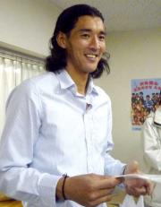 代表発表のリリースを手に「信じられない」と照れ笑いする川崎Ｆの寺田