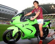 2得点の神戸FW大久保は、賞品のバイクにまたがる(撮影・岡本肇)