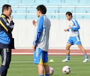 MF松井(右)と話をする岡田監督。後方はFW高原