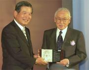 日本サッカー殿堂掲額式で川淵三郎氏(左)と長沼健氏
