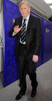 会見したオシム氏は、報道陣に手を振り引き揚げる（撮影・柴田隆二）