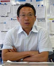後半8分、PKを決めガッツポーズで喜ぶ遠藤(撮影・為田聡史)