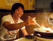 代表復帰の広島FW佐藤は決起集会で焼き肉をほお張りパワーをつけた