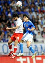 相手MF(左)と競り合いながらもヘディングでゴールを決める内田