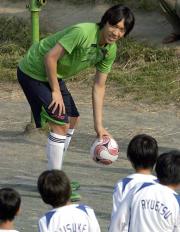 北海道・当別ジュニアFC22人の子供たちを指導するMF中村俊