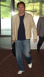 ジーンズ姿で会見に臨む岡田監督