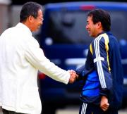 五輪代表の練習を視察に訪れた岡田日本代表監督は反町五輪監督と握手