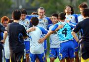 練習後、肩を組みながらの円陣で盛り上がる日本代表（撮影・鈴木豊）