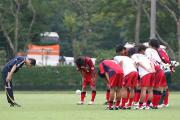 練習試合後、流通経大の選手に頭を下げる岡田監督(撮影・たえ見朱実)
