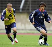 Ｗ杯ドイツ大会前の日本代表合宿でＭＦ中村（右）をマークするＭＦ小野