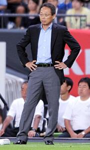 ブレザー姿で指揮する岡田監督