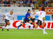 神戸ゴール前に攻め込み、山崎にクロスをあげるG大阪MF遠藤(中央)