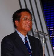 応援バナー除幕式であいさつする犬飼会長(撮影・酒井清司)