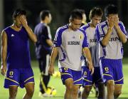 試合に敗れ引き揚げる、左からＦＷ佐藤、ＤＦ長友、ＤＦ駒野、ＭＦ今野