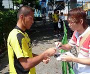 練習後、ファンにサインする柏ＧＫ菅野（左）