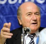 記者会見するFIFAのブラッター会長