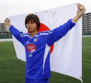 日本代表候補に選出され日の丸を掲げるＣ大阪ＭＦ乾（撮影・奥田泰也）