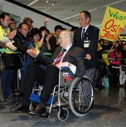 千葉サポーターに見送られながら車椅子で出国ゲートに向かうオシム氏