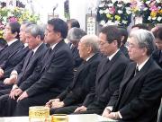 故平木氏の冥福を祈る日本代表岡田監督（右から２人目）ら日本協会首脳陣