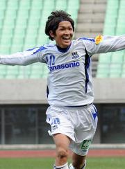 ０８年１２月、Ｊユースカップ２００８決勝でゴールを決め喜ぶ宇佐美