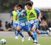 ミニゲームでゴール前に切り込むＦＷ原口（右）（撮影・栗山尚久）