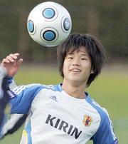 代表合宿初参加の山田は笑顔でボールを追う(撮影・築山幸雄)