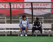 前日練習の前、岡田監督（右）は誰もいないベンチでＤＦ内田と話をする