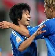 本田(右)のゴールをアシストした山田は2人で抱き合って大喜び
