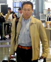 南アフリカへ出発する岡田監督