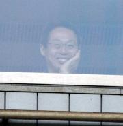 東京対名古屋を笑顔で観戦する日本代表岡田監督(撮影・藤田啓輔)