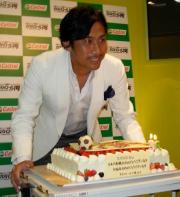 ビーチサッカー日本代表入りと誕生日を祝福され照れ笑いを浮かべる前園