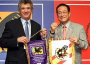 犬飼会長(右)とスペインサッカー連盟ヴィジャル会長