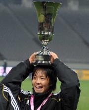 優勝トロフィーを頭に乗せ、大はしゃぎする岩渕（撮影・栗山尚久）
